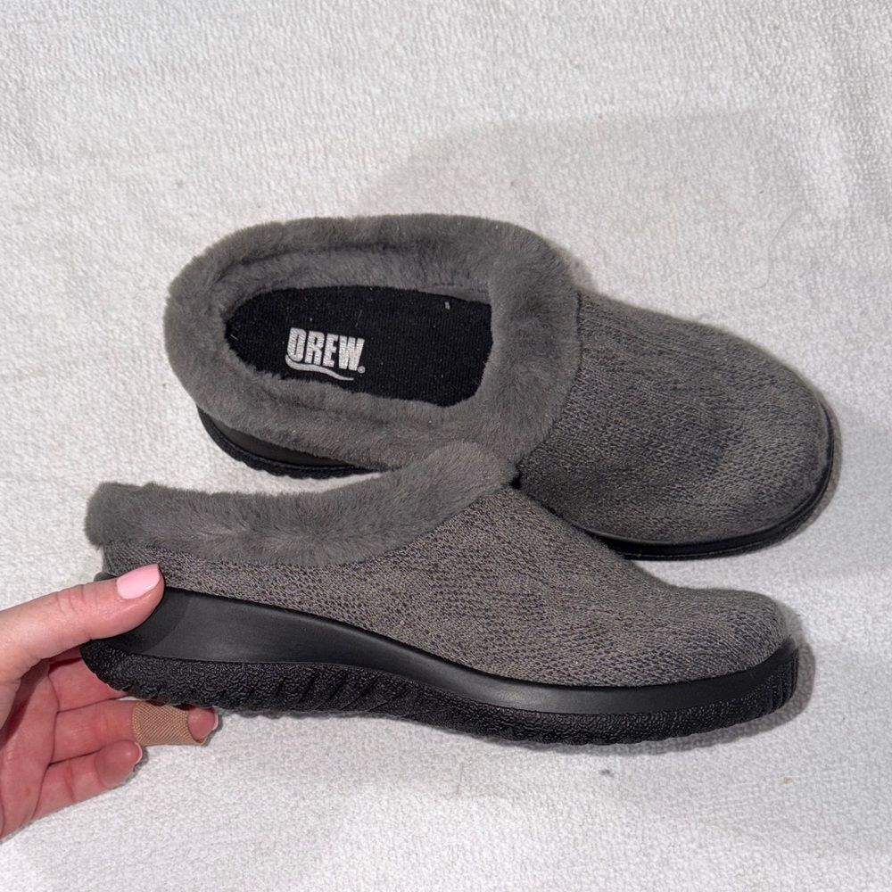 DREW Women's Gray Fuzzy Slippers